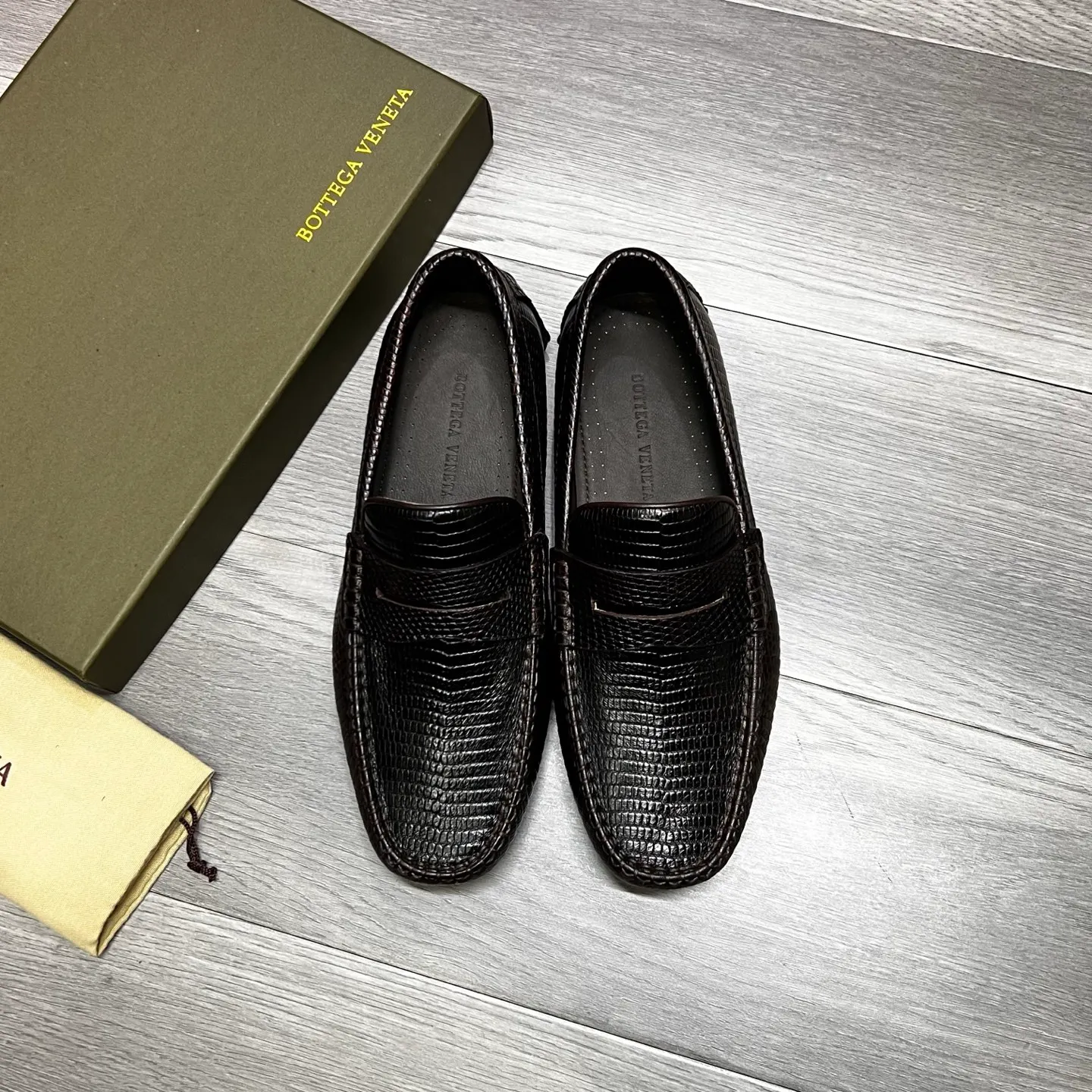 Factory price 480 BV 〰️Purely handmade classic men's beanie shoes👉👉driving shoes, slip-on shoes, made of imported cowhide from Italy, 💕water-dyed cowhide lining, 🔊original outsole, waterproof platform design, comfortable on the feet. A good choice for traveling and driving, three colors available, code number: 38-44, (45 can be customized)